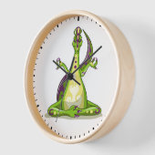 ヨガをしている漫画のイグアノドン恐竜。 壁時計 (傾斜)