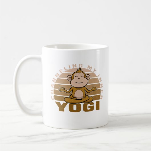 ヨガをするかわいいおサル。面白いヨガのポーズ コーヒーマグカップ (左)