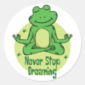 ヨガをストップ行うかわいいの緑のカエルを夢に見ない ラウンドシール (正面)
