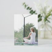 ヨガを練習する女性 ポストカード (スタンド正面)