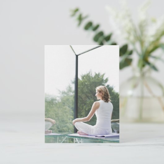 ヨガを練習する女性 ポストカード (スタンド正面)