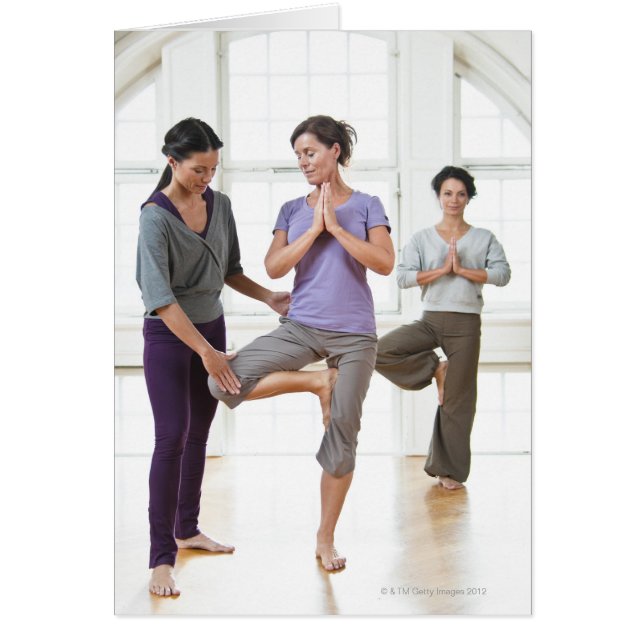 ヨガを練習する3人の女性 (正面)