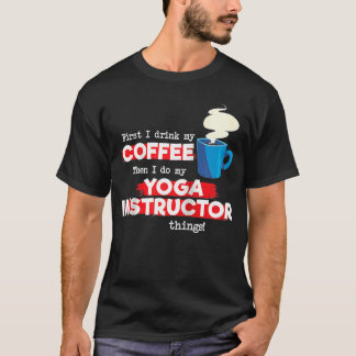 ヨガインストラクターとコーヒー鑑賞ことわざラグ Tシャツ