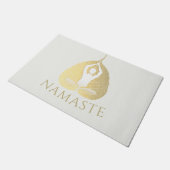 ヨガインストラクターウェルカムメディテーションポーズボディリーフ ドアマット (アングル)
