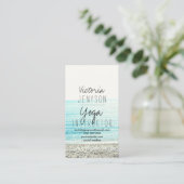 ヨガインストラクタータイポグラフィビーチ写真 名刺 (スタンド正面)