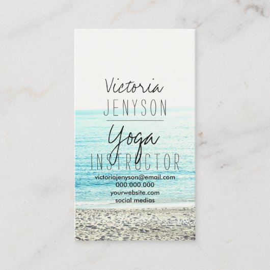 ヨガインストラクタータイポグラフィビーチ写真 名刺 (正面)