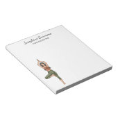 ヨガインストラクターツリーポーズトレーナーと名前をカスタムする ノートパッド (アングル)