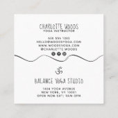 ヨガインストラクターモダンエレガントトレンディーティール（緑がかった色）ピンクom スクエア名刺 (裏面)