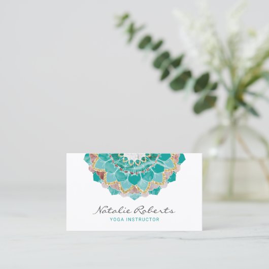 ヨガインストラクターモダンティール（緑がかった色）金ゴールドマンダラフラワー 名刺 (スタンド正面)