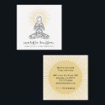 ヨガインストラクターロータスポーズ金ゴールドサンレイズ スクエア名刺<br><div class="desc">陽光の金ゴールドに囲まれた蓮のポーズで穏やかな女性を描いたヨガインストラクター名刺で、その名はかわいらし脚本型モダンで記されている。カードの裏側に太陽光線の中心を入力。</div>