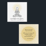 ヨガインストラクターロータスポーズ金ゴールドサンレイズ スクエア名刺<br><div class="desc">陽光の金ゴールドに囲まれた蓮のポーズで穏やかな女性を描いたヨガインストラクター名刺で、その名はかわいらし脚本型モダンで記されている。カードの裏側に太陽光線の中心を入力。</div>