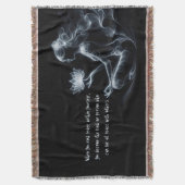 ヨガインストラクターロータスメディテーションポーズミ白熱［赤熱］光を放つスト スローブランケット (正面縦)