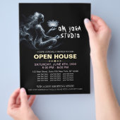 ヨガインストラクターロータスメディテーションポーズミ白熱［赤熱］光を放つスト チラシ (手)