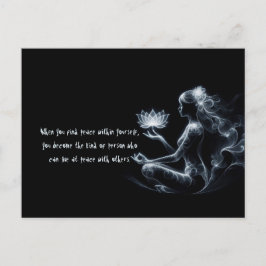 ヨガインストラクターロータスメディテーションポーズミ白熱［赤熱］光を放つスト ポストカード