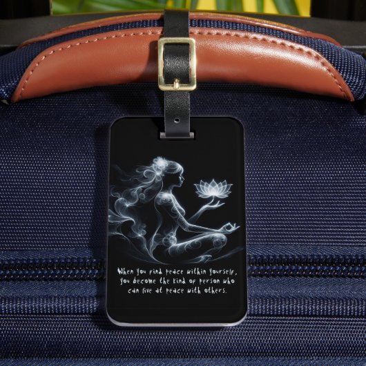 ヨガインストラクターロータスメディテーションポーズミ白熱［赤熱］光を放つスト ラゲッジタグ (正面インサイチュ2)