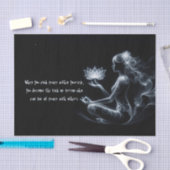 ヨガインストラクターロータスメディテーションポーズミ白熱［赤熱］光を放つスト 薄葉紙 (クラフト)