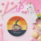 ヨガインストラクター瞑想ポーズサン飛んでいるアイランド ペーパープレート (パーティー)