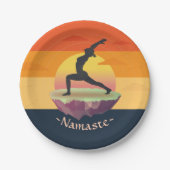 ヨガインストラクター瞑想ポーズサン飛んでいるアイランド ペーパープレート (正面)