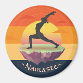 ヨガインストラクター瞑想ポーズサン飛んでいるアイランド マグネット (正面)