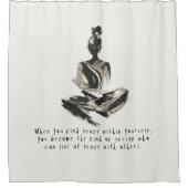 ヨガインストラクター瞑想ポーズブラシストローク引用文 シャワーカーテン (正面)