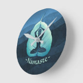 ヨガインストラクター瞑想ポーズボディリーフカットアート ラウンド壁時計 (傾斜)