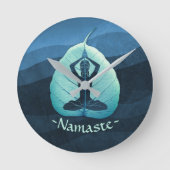 ヨガインストラクター瞑想ポーズボディリーフカットアート ラウンド壁時計 (正面)