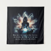 ヨガインストラクター瞑想ポーズミ白熱［赤熱］光を放つストロータス タペストリー (正面)