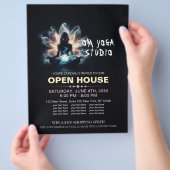 ヨガインストラクター瞑想ポーズミ白熱［赤熱］光を放つストロータス チラシ (手)