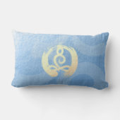 ヨガインストラクター ブルー＆ゴールド 瞑想ポーズ ゼン オーム ランバークッション (裏面)