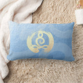ヨガインストラクター ブルー＆ゴールド 瞑想ポーズ ゼン オーム ランバークッション (ブランケット)