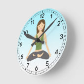 ヨガウーマンインロータスポーズマンガイラストレーション ラウンド壁時計 (傾斜)