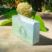 ヨガスタジオインストラクター瞑想ポーズボディリーフ ラージペーパーバッグ