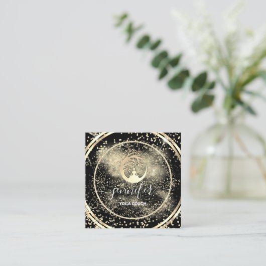 ヨガソファーセラピストロゴQRコード金ゴールドブラック スクエア名刺 (スタンド正面)