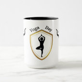 ヨガデイブラックシルエットMUG マグカップ (中央)