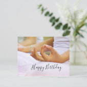 ヨガハッピーバースデーカードインデックス指を折る ポストカード (スタンド正面)