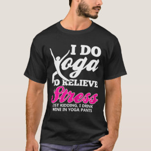 ヨガパンツの女性でワインを飲む女性 Tシャツ