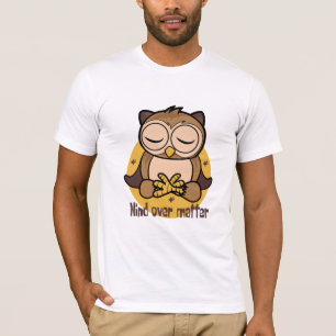 ヨガブラウンを行う物質かわいいおもしろいフクロウの上で心 Tシャツ