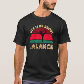 ヨガポーズライフIs All About Balanceダンサーストレス Tシャツ (正面)