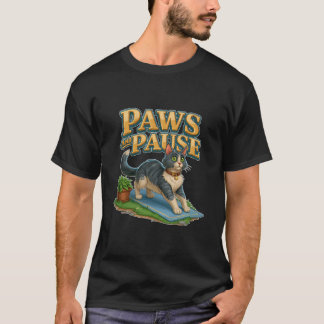 ヨガマットでストレッチするパウズ&ポーズの可愛い猫 Tシャツ