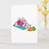 ヨガマットにニンジンを置いたウサギ カード (黄色い花)