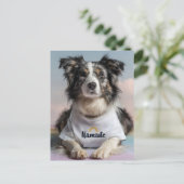ヨガマットに「ナマステ」Tシャツを着たかわいい犬 シーズンポストカード (スタンド正面)