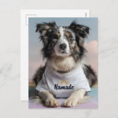 ヨガマットに「ナマステ」Tシャツを着たかわいい犬 シーズンポストカード (正面/裏面)