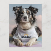 ヨガマットに「ナマステ」Tシャツを着たかわいい犬 シーズンポストカード (正面)