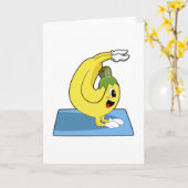 ヨガマットの上でバナナを食べながらヨガ カード (黄色い花)