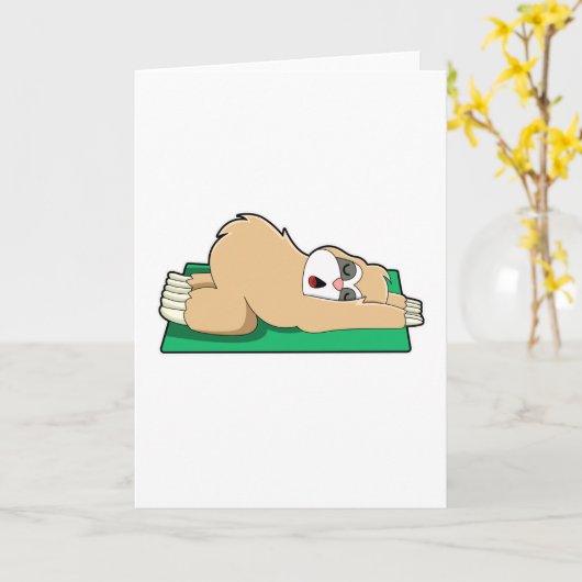 ヨガマットの上でヨガをするナマケモノ カード (黄色い花)