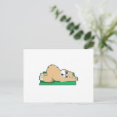 ヨガマットの上でヨガをするナマケモノ ポストカード (スタンド正面)