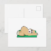 ヨガマットの上でヨガをするナマケモノ ポストカード (正面/裏面)