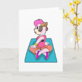 ヨガマットの上でヨガをする羊 カード (黄色い花)