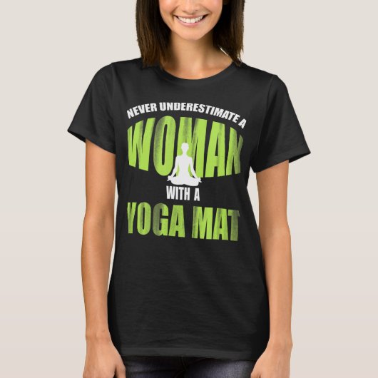 ヨガマットを持つ女性を決して甘く見なおもしろいい Tシャツ (正面)