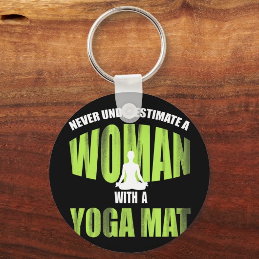 ヨガマットを着た女性を決して過小評価しなおもしろいい キーホルダー (正面)